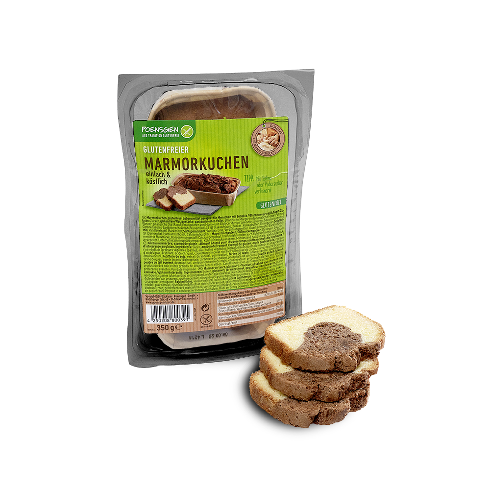 Drei Scheiben Marmorkuchen gestapelt neben der Produktverpackung mit einem ganzen Marmorkuchen in einer Papierschale