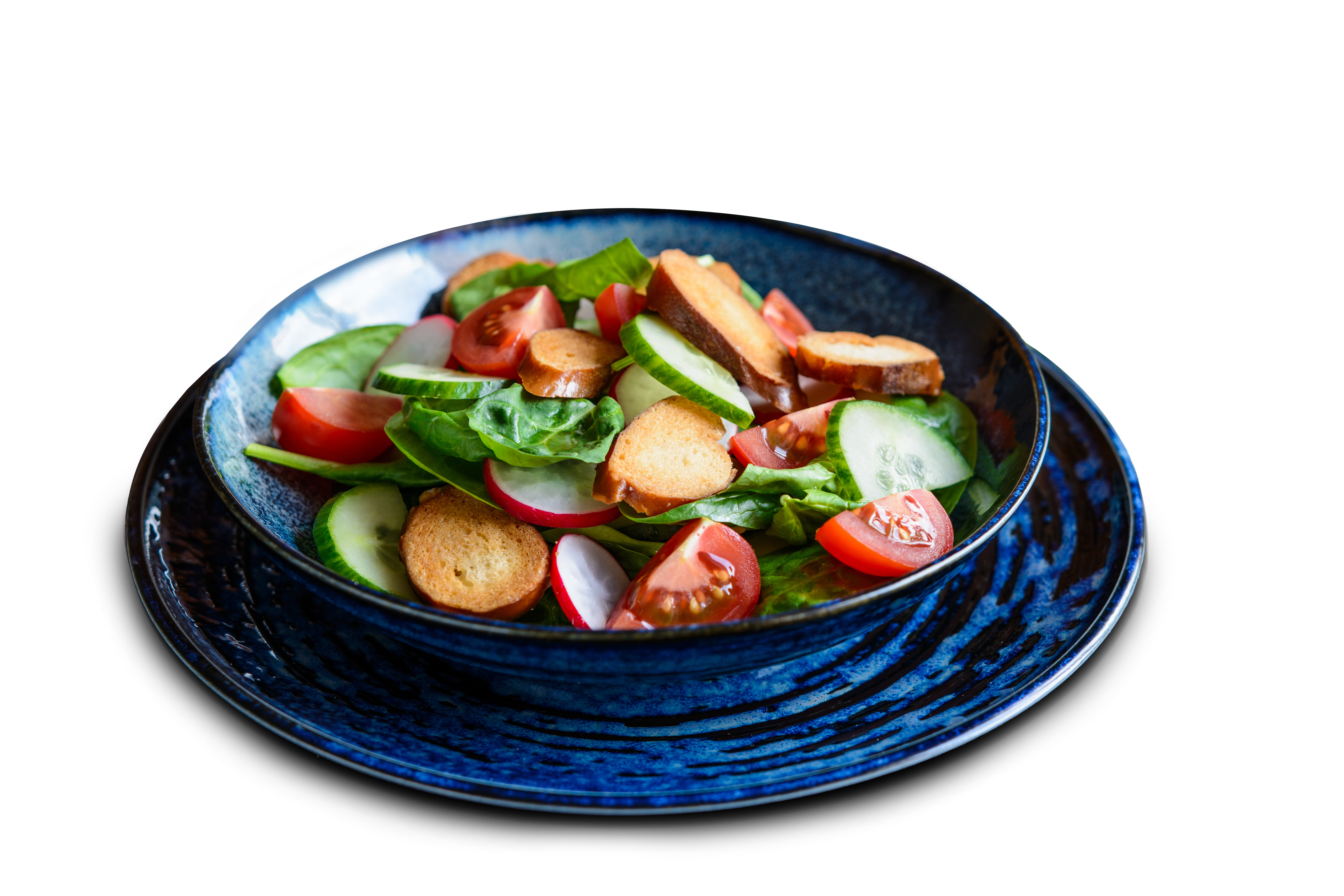 Bild zum Rezept für bunten Salat mit Croûtons Salatmischung, Tomaten, Radieschen und Gurken mit krossen Brotchips aus glutenfreien Laugenbrezeln in einer blauen Schüssel