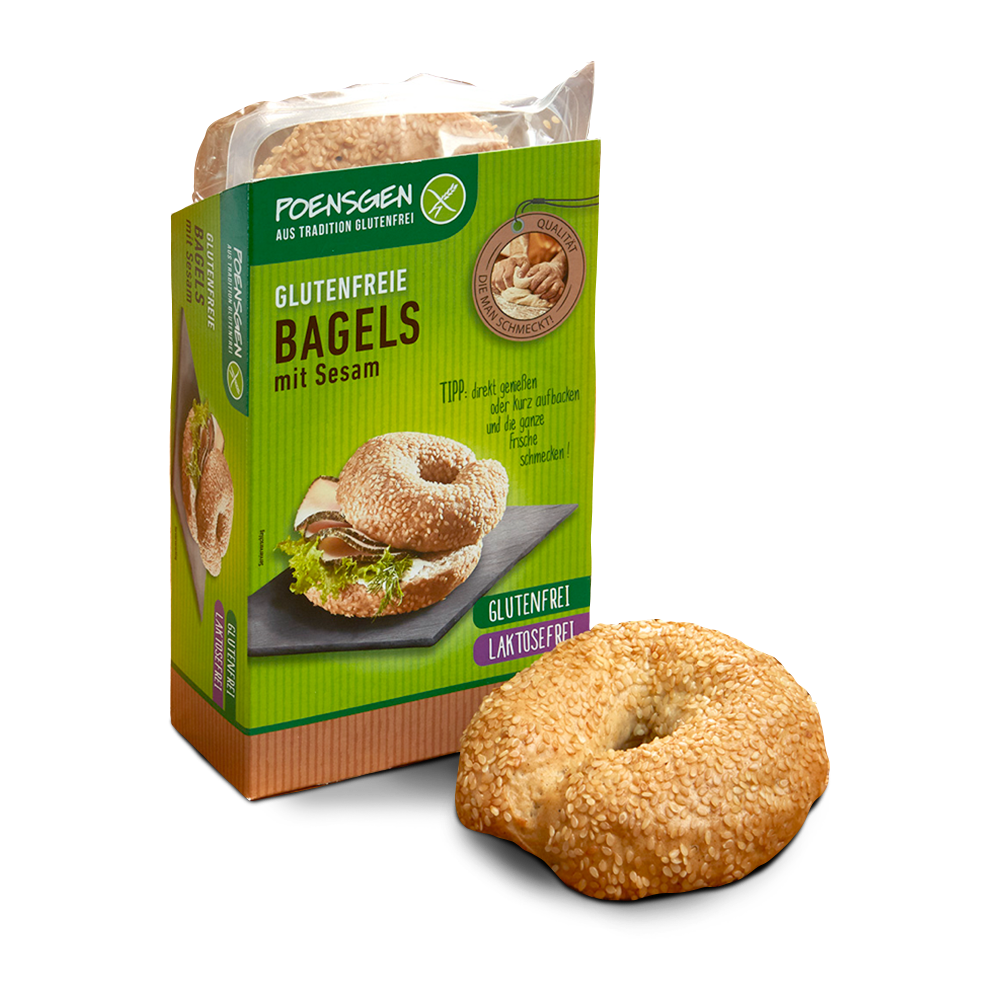 Ein goldbraun gebackene glutenfreie, laktosefreie Bagel mit Sesam neben der Poensgen Produktpackung
