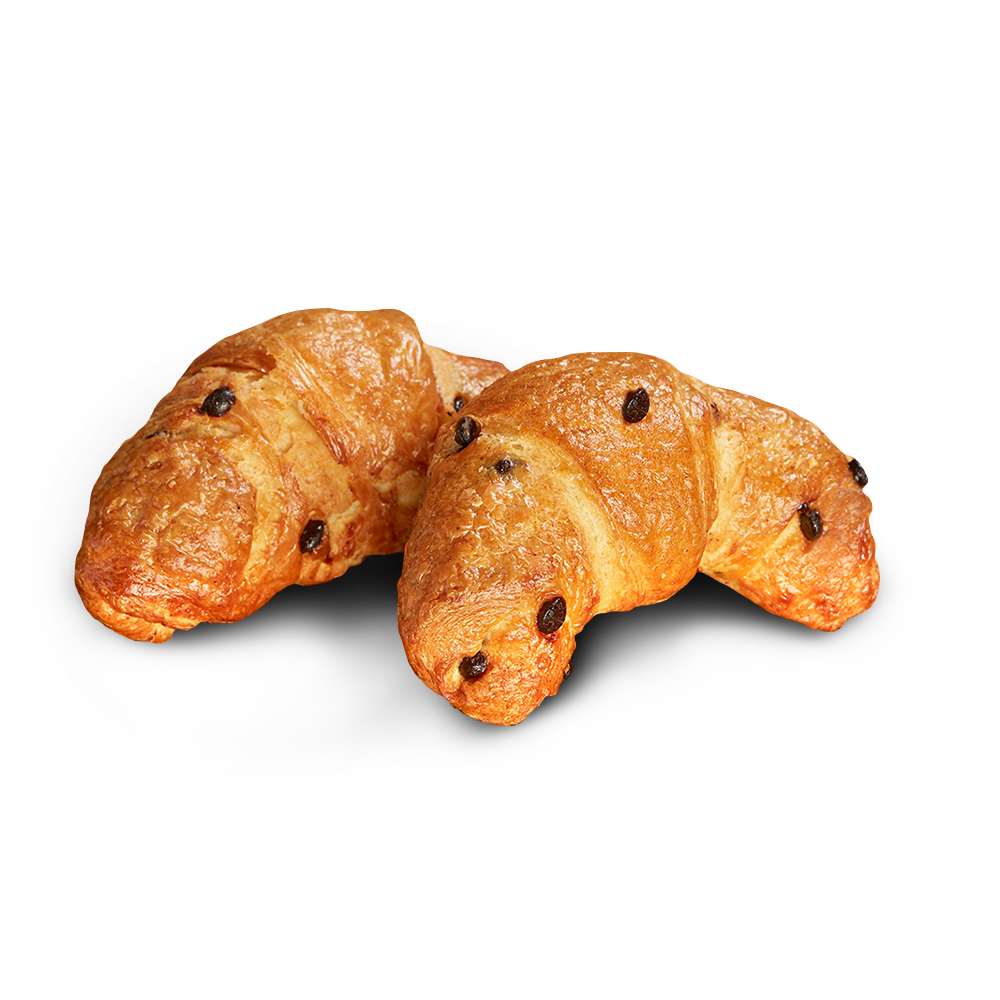 Zwei goldgelbe, halbmondförmige Schoko-Croissants mit Schokoladenstückchen
