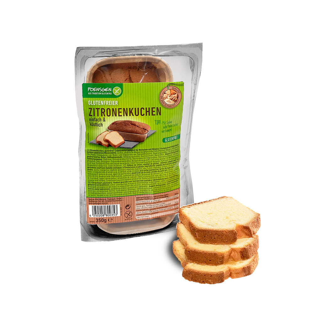 Drei Scheiben Zitronenkuchen gestapelt neben der Produktverpackung mit einem ganzen Zitronenkuchen in einer Papierschale